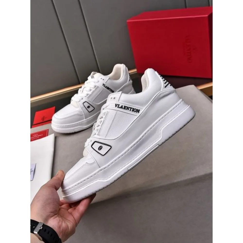 VALENTINO ヴァレンティノ セレブも愛用 2026 メンズ用 カジュアルシューズ 商品画像 4