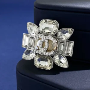 春夏ムードを高める最旬トレンド 2026 ブローチ CHANEL シャネル 商品画像 1