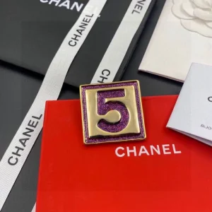 周りに差をつけるかっこいい1枚 2026 ブローチ CHANEL シャネル 商品画像 1