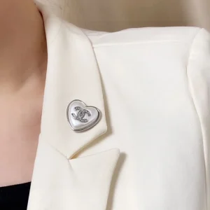 世の流行に左右されないデザイン 2026 ブローチ CHANEL シャネル 商品画像 1