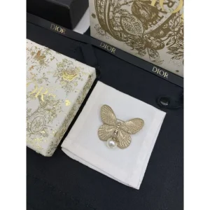 クラシックな雰囲気のトップス 2026 ブローチ GUCCI グッチ 商品画像 1