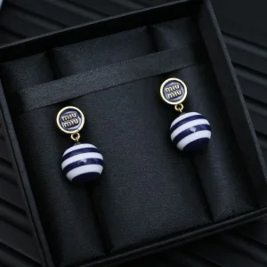 MIU MIU ミュウミュウ 海外大人気 2026 イヤリング 商品画像 1