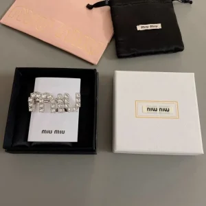 この夏に入れるべき 2026 髪飾り MIU MIU ミュウミュウ 商品画像 1