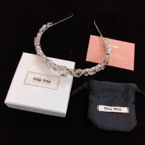 MIU MIU ミュウミュウ セレブも多数愛用 2026 髪飾り 商品画像 1