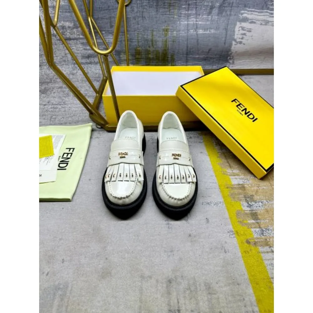 FENDI フェンデイ 2024FW レディース用 カジュアルシューズ お気に入りのスタイル 商品画像 4