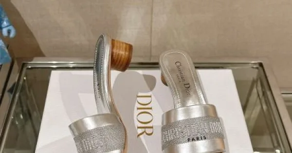 2026 素材感を引き出せるアイテム DIOR ディオール レディーススリッパ 商品画像 11