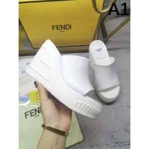 2026 雑誌にも人気掲載アイテム FENDI フェンデイ レディーススリッパ 商品画像 1