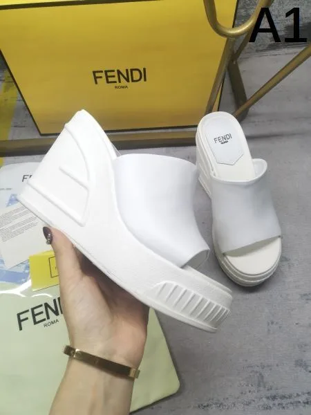 2026 雑誌にも人気掲載アイテム FENDI フェンデイ レディーススリッパ 商品画像 11
