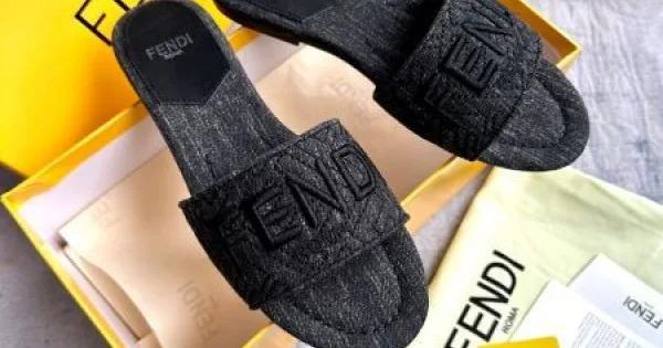 2026 今季はトップスにおすすめ FENDI フェンデイ レディーススリッパ 商品画像 9