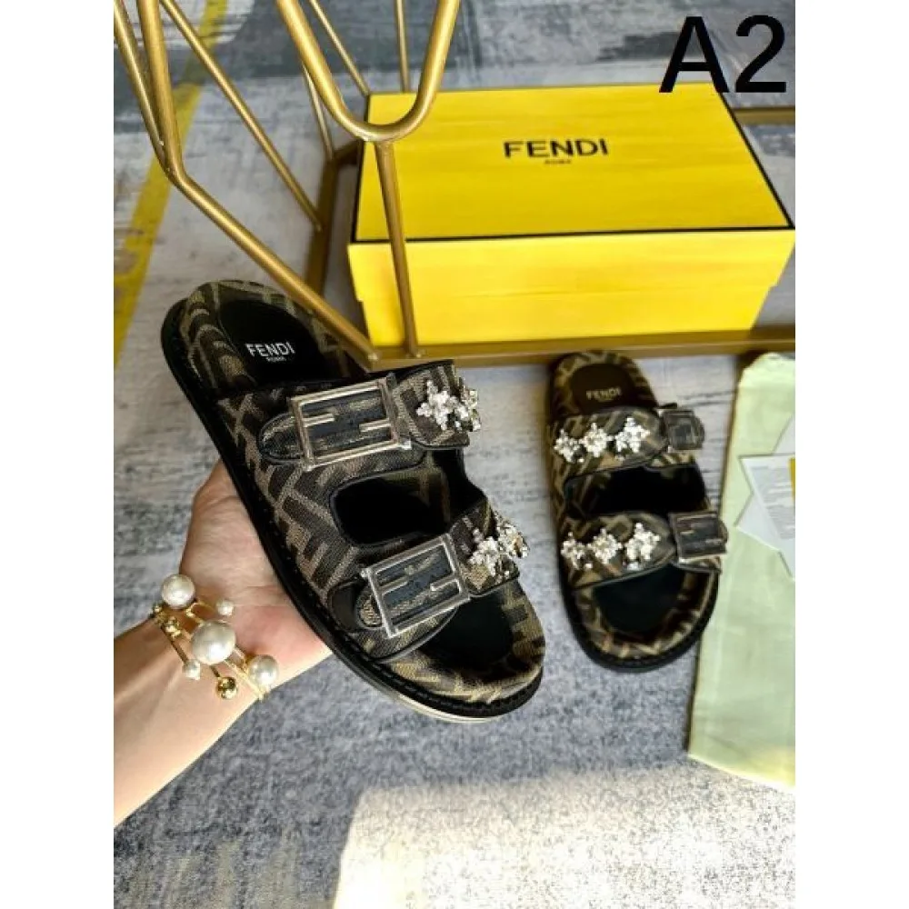2026 上品なカジュアルコーデに FENDI フェンデイ レディーススリッパ 商品画像 2