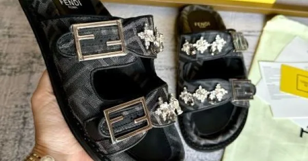 2026 上品なカジュアルコーデに FENDI フェンデイ レディーススリッパ 商品画像 10