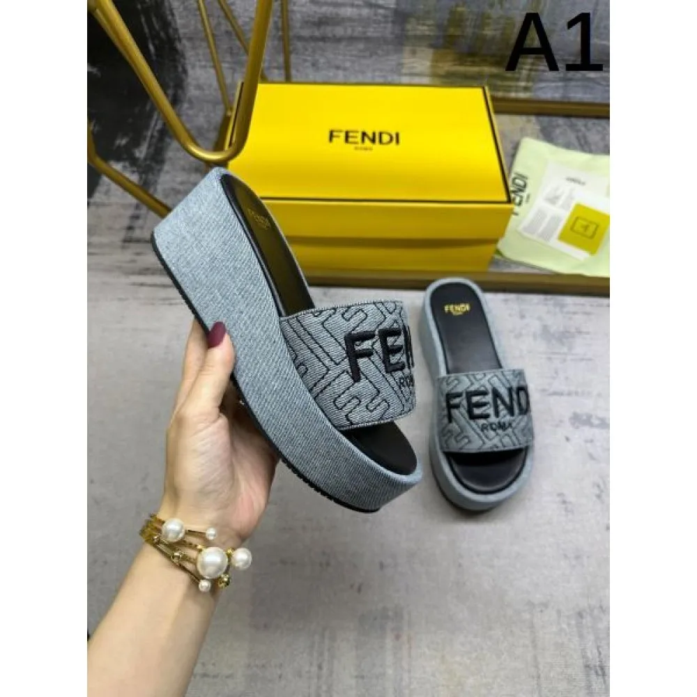 2026 春夏新作奇跡の再入荷 FENDI フェンデイ レディースサンダル 商品画像 1