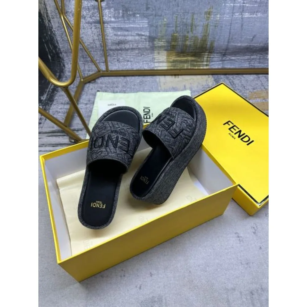 2026 春夏新作奇跡の再入荷 FENDI フェンデイ レディースサンダル 商品画像 9
