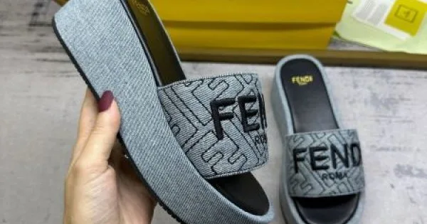 2026 春夏新作奇跡の再入荷 FENDI フェンデイ レディースサンダル 商品画像 11