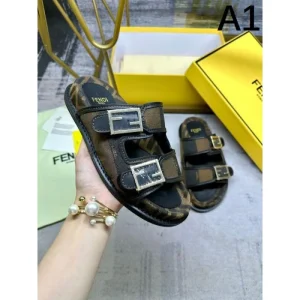 2026 夏らしく爽やかな印象 FENDI フェンデイ レディースサンダル 商品画像 1
