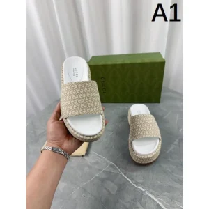 2026 夏のおでかけにもぴったり GUCCI グッチ レディーススリッパ 商品画像 1