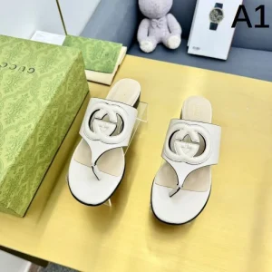 2026 この春夏注目のトップス GUCCI グッチ レディースサンダル 商品画像 1