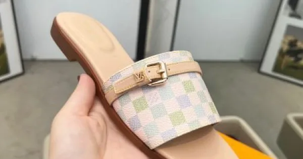 2026 夏らしい新作登場 LOUIS VUITTON ルイヴィトン レディーススリッパ 商品画像 11