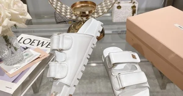 2026 最新でおしゃれな MIU MIU ミュウミュウ レディーススリッパ 商品画像 11