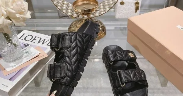 2026 上品な彩りに夢中 MIU MIU ミュウミュウ レディーススリッパ 商品画像 11