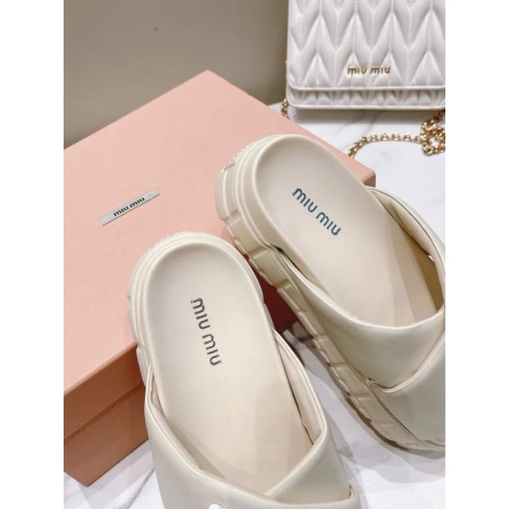 2026 お気に入りの上品 MIU MIU ミュウミュウ レディーススリッパ 商品画像 7