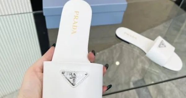 2026 セレブが今シーズン手に入れ PRADA プラダ レディーススリッパ 商品画像 11