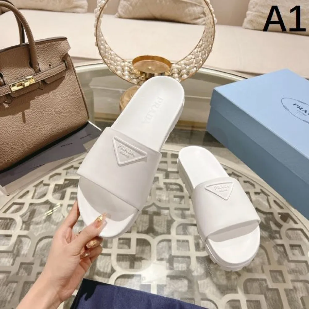 2026 トップスからチラ見える安心 PRADA プラダ レディーススリッパ 商品画像 1
