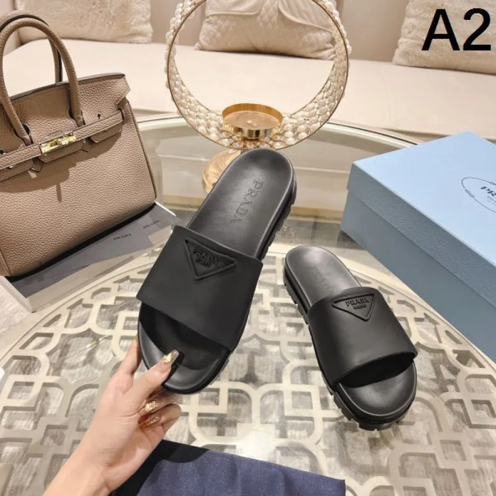 2026 トップスからチラ見える安心 PRADA プラダ レディーススリッパ 商品画像 2