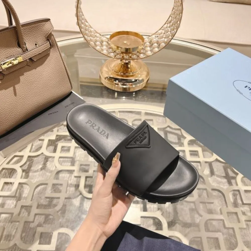 2026 トップスからチラ見える安心 PRADA プラダ レディーススリッパ 商品画像 3