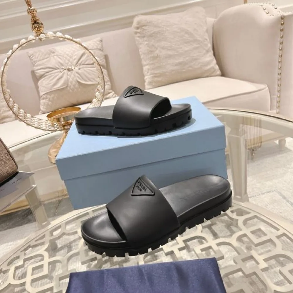 2026 トップスからチラ見える安心 PRADA プラダ レディーススリッパ 商品画像 4
