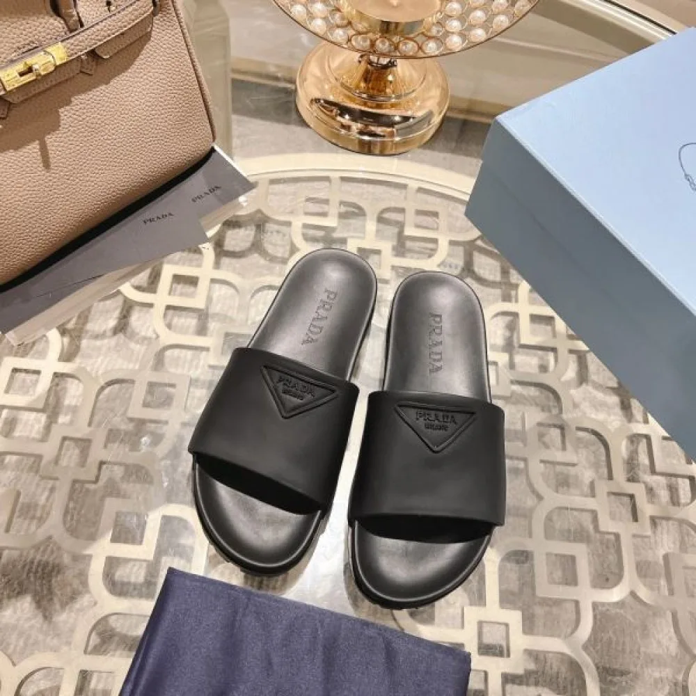 2026 トップスからチラ見える安心 PRADA プラダ レディーススリッパ 商品画像 5