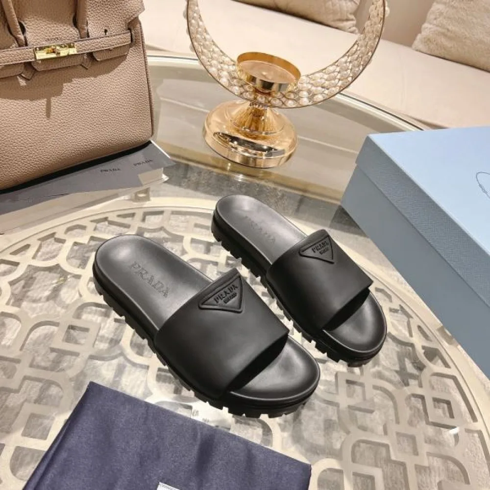 2026 トップスからチラ見える安心 PRADA プラダ レディーススリッパ 商品画像 6