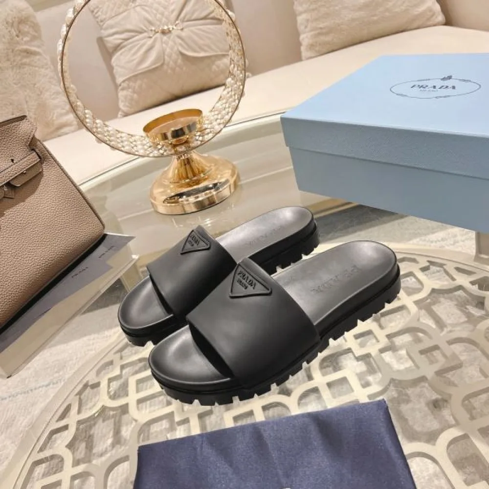 2026 トップスからチラ見える安心 PRADA プラダ レディーススリッパ 商品画像 7