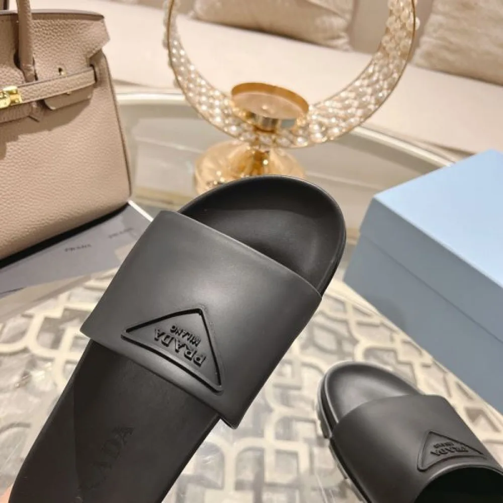 2026 トップスからチラ見える安心 PRADA プラダ レディーススリッパ 商品画像 8