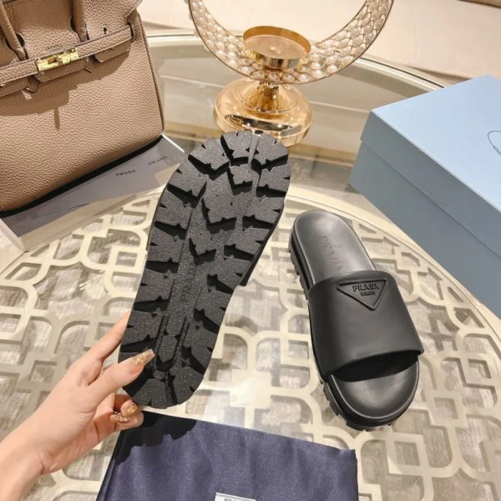 2026 トップスからチラ見える安心 PRADA プラダ レディーススリッパ 商品画像 9