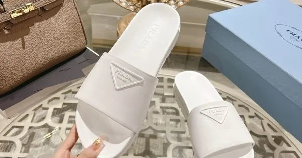2026 トップスからチラ見える安心 PRADA プラダ レディーススリッパ 商品画像 11
