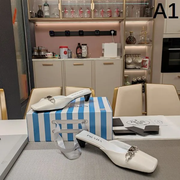 2026 新作限定めっちゃ綺麗色 PRADA プラダ レディースサンダル 商品画像 10