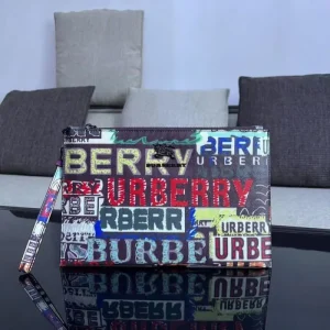 2026 雑誌も街も人気アイテム BURBERRY バーバリー クラッチバッグ 商品画像 1