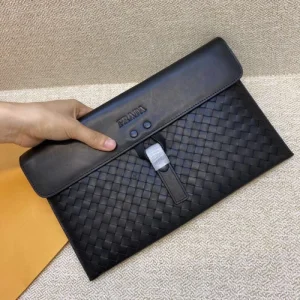 2026 上品なカジュアルコーデに PRADA プラダ クラッチバッグ 商品画像 1