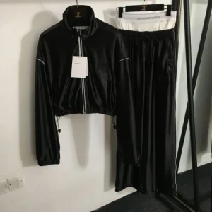 PRADA プラダ 上下セット 2024FW 今っぽいスタイルに決まる 商品画像 1