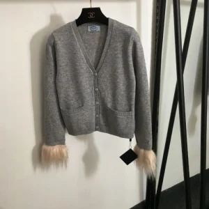 PRADA プラダ ニットカーディガン 2024FW 季節の変わり目に活躍する 商品画像 1