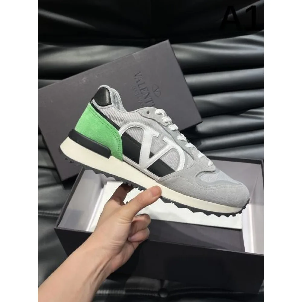 VALENTINO ヴァレンティノ 売切れ必須 2026 メンズ用 スニーカー 商品画像 1