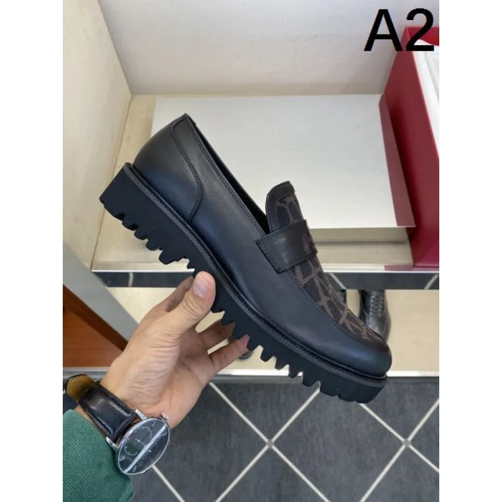 VALENTINO ヴァレンティノ ブームは再熱中 2026 メンズ用 ビジネスシューズ 商品画像 2