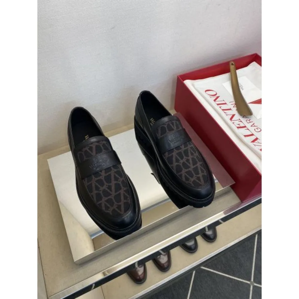 VALENTINO ヴァレンティノ ブームは再熱中 2026 メンズ用 ビジネスシューズ 商品画像 3