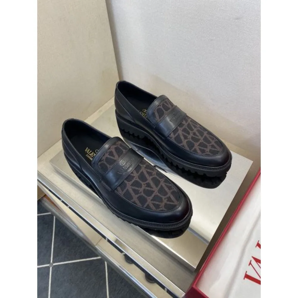 VALENTINO ヴァレンティノ ブームは再熱中 2026 メンズ用 ビジネスシューズ 商品画像 4