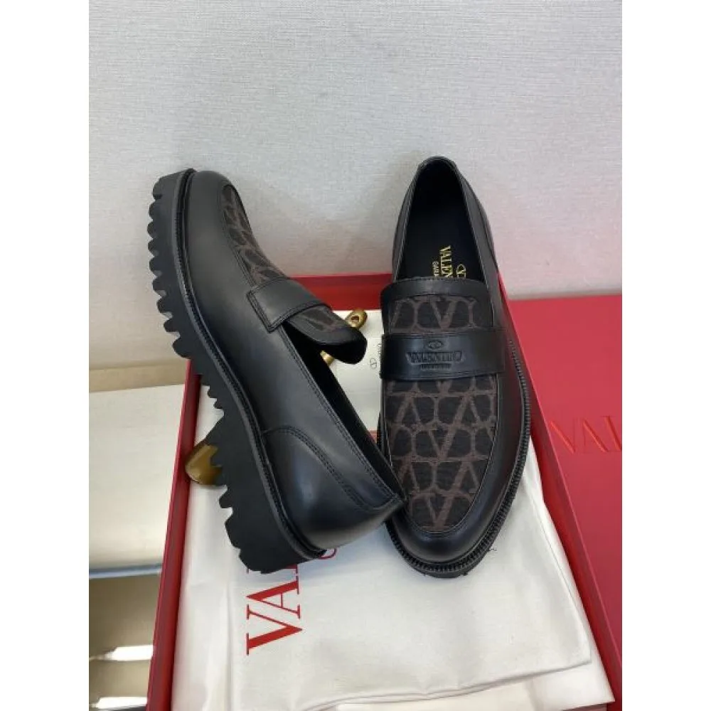 VALENTINO ヴァレンティノ ブームは再熱中 2026 メンズ用 ビジネスシューズ 商品画像 8