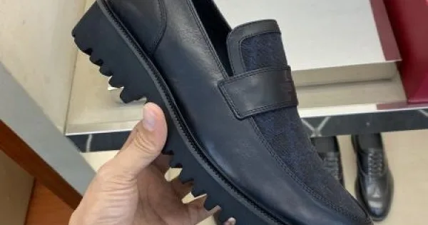 VALENTINO ヴァレンティノ ブームは再熱中 2026 メンズ用 ビジネスシューズ 商品画像 11