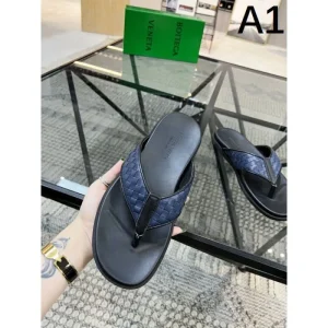 BOTTEGA VENETA ボッテガヴェネタ 夏に大注目アイテム 2026 メンズ用 スリッパ 商品画像 1