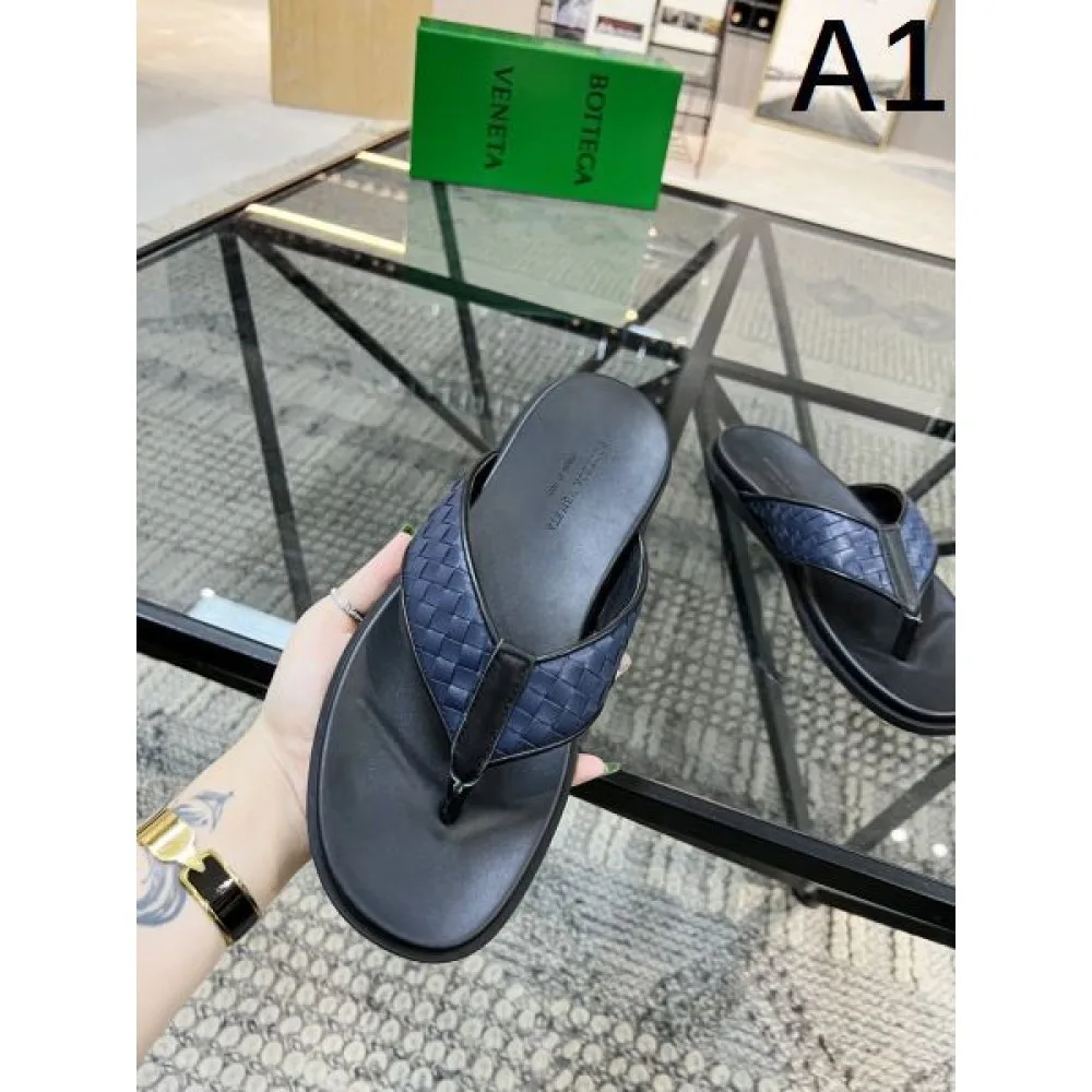 BOTTEGA VENETA ボッテガヴェネタ 夏に大注目アイテム 2026 メンズ用 スリッパ 商品画像 1
