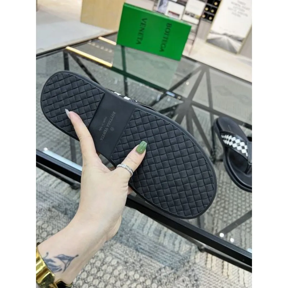 BOTTEGA VENETA ボッテガヴェネタ 夏に大注目アイテム 2026 メンズ用 スリッパ 商品画像 9